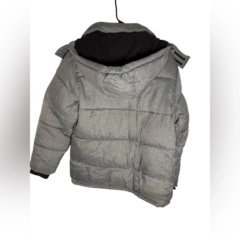Canada Weather Gear heavyweight puffer‎ jacket in gray heather with black trim.
